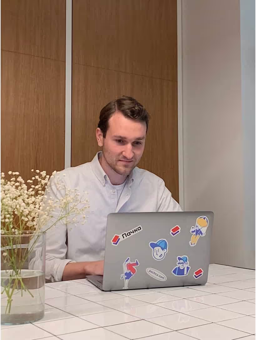 Сооснователь Гриша за работой