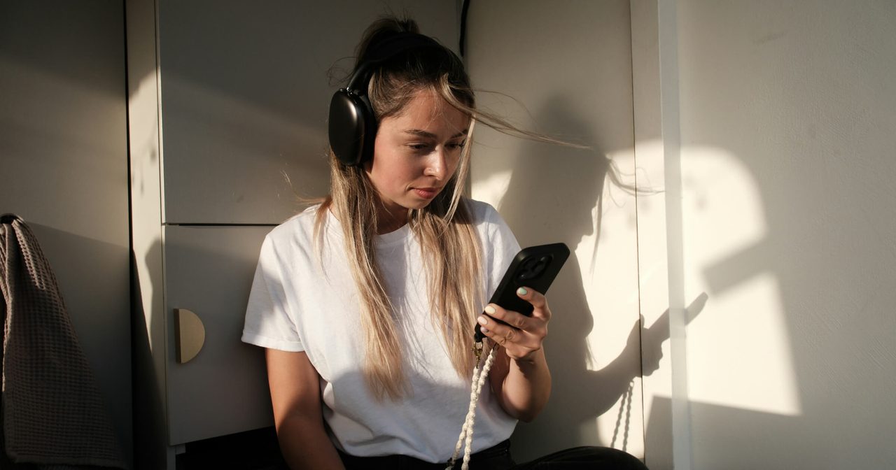 Apple Music начнёт помечать треки, сделанные с помощью ИИ