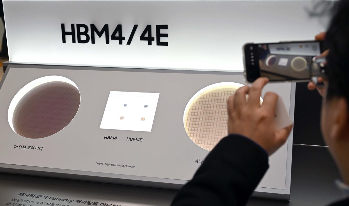 Samsung удвоит выпуск памяти HBM4 для ИИ-серверов